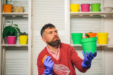 Bahçıvan. Sakallı adam evinde çiçek dikip karantinayı kirletiyor..