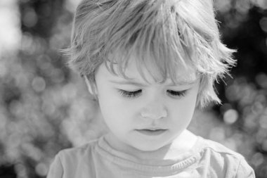 Üzgün çocuk. Öğrenci çocuk. Güzel yüz, çocukların portresi.