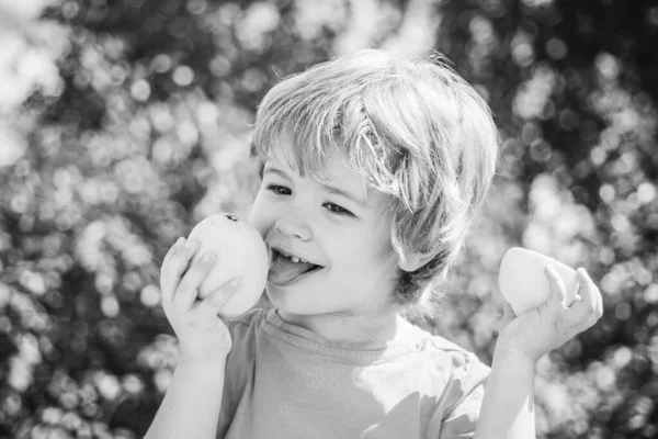 Jongen met citroen. Citrus tegen virussen. Happy baby en coronavirus preventie. — Stockfoto