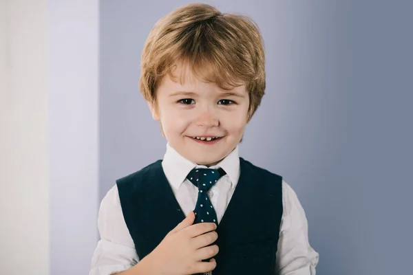 Ευτυχισμένο παιδί. Γλυκό σχολιαρόπαιδο. Επαγγελματική σχολή. Επαγγελματίας νεαρός με γραβάτα. — Φωτογραφία Αρχείου