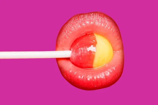 Sinnliche rosa Lippen mit einem Lutscher. Trendige glamouröse attraktive Dame leckt leckeren zuckersüßen Lolli-Pop. Mädchen lutscht Lutscher. Flirten sexy weiblichen Charakter. — Stockfoto