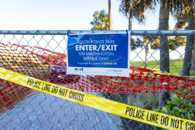Kapalı alan, Miami Sahili 'nin kapalı girişi. Koronavirüs salgınından kaynaklanan kısıtlamalar.
