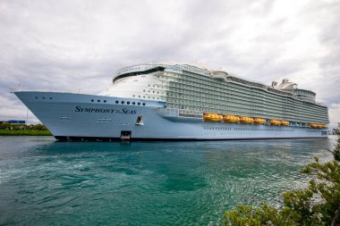 Miami Beach, FL, ABD - 2020: Deniz Senfonisi. Vaha sınıfı yolcu gemisi. Royal Caribbean International tarafından işletiliyor. Karayip Denizi 'ne Atlantik Okyanusu gezisi.