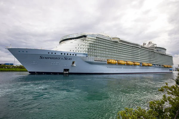 Miami Beach, FL, ABD - 2020: Deniz Senfonisi. Vaha sınıfı yolcu gemisi. Royal Caribbean International tarafından işletiliyor. Karayip Denizi 'ne Atlantik Okyanusu gezisi.