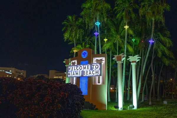 Miami Beach, FL, USA - 2020: Bem-vindo ao Miami Beach sign. Cidade de férias no oceano Atlântico. — Fotografia de Stock