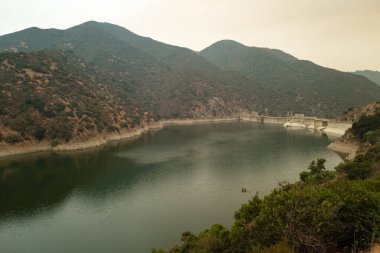 Kaliforniya Su Kaynakları. Los Angeles yakınlarındaki dağlarda su. Ekoloji ve doğa, ABD.