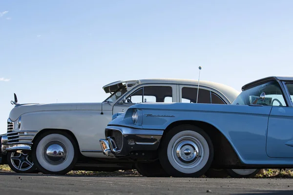 Miami Beach, FL, USA - 2020: Legendary Ford Thunderbird in USA, blue old retro car. Elegante carro de coleção, retro viagem jorney estilo de vida. — Fotografia de Stock