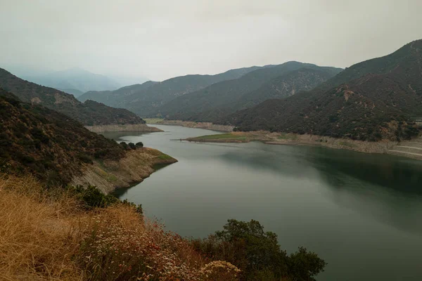 California Water Reserves. Eau dans les montagnes près de Los Angeles. Ecologie et nature, États-Unis. — Photo