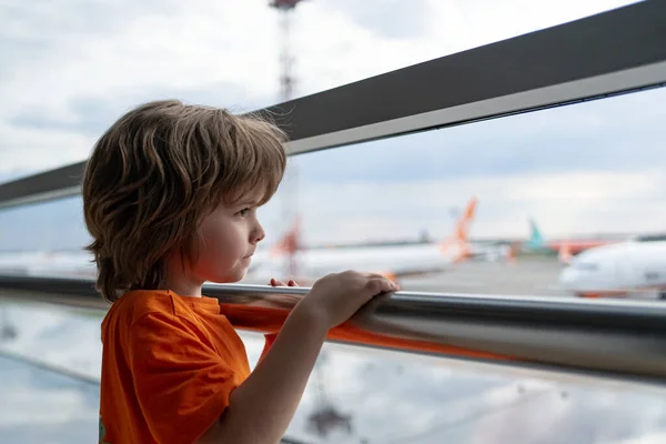Kind op de luchthaven, reizen, luchtvaart. Avontuurlijk vervoer. — Stockfoto