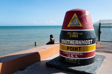 Key West, FL, ABD - 2020: Key West, Florida 'daki Güney Point Continental USA. Amerika 'nın en güney noktasının ünlü simgesi..