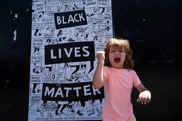Miami, FL, USA - LIPIEC, 2020: Silne szczęśliwe dziecko i czarne życie ma znaczenie plakat. — Zdjęcie stockowe