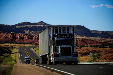 Arizona, ABD - Mayıs 2020: Dağlarda kamyonlar. Büyük taşımacılıkla Amerikan taşımacılığı.