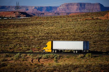 Arizona, ABD - 2020: Dağlarda Amerikan kamyonları. Amerika 'da yollar, mal teslimatı. Nakliye işi.