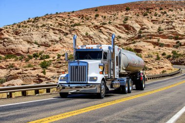 Arizona, ABD - Mayıs 2020: Trucker. Çöldeki Amerikan kamyonu. Ülkedeki süpermarketlere mal teslimatı.