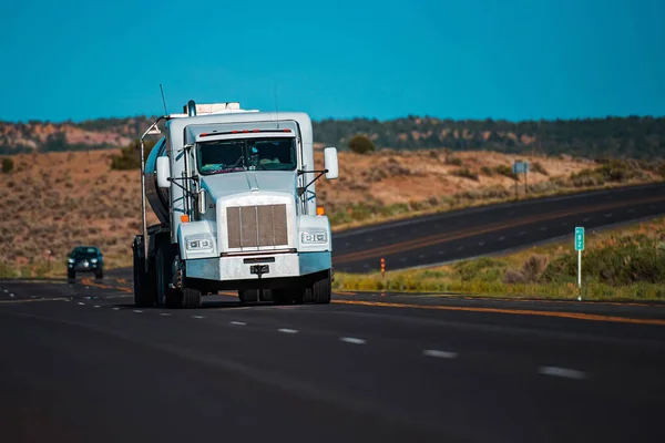 아리조나, 미국 - 2020 년: 미국의 트럭. 미국의 도로들, 물건을 배달하는 곳. 운송 사업. — 스톡 사진