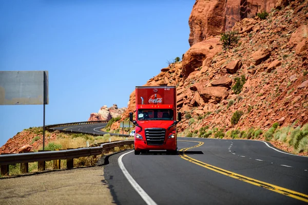Arizona, Estados Unidos - Mayo de 2020: Trucker. Camión americano en el desierto. Entrega de mercancías a los supermercados del país. Empresa Coca Cola. —  Fotos de Stock
