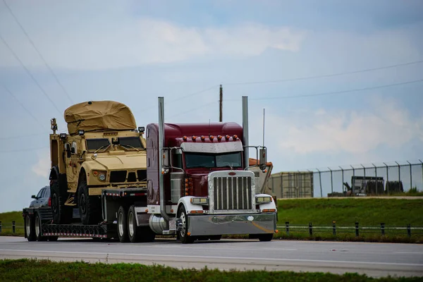 Arizona, Estados Unidos - 2020: Camiones americanos. Carreteras en los Estados Unidos, Entrega de equipo militar. —  Fotos de Stock