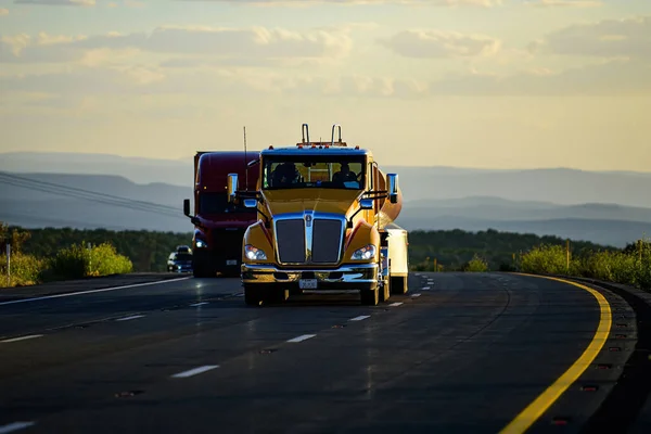 Arizona, Amerika Serikat - 2020: Truk Amerika. Jalan di Amerika Serikat, pengiriman barang. Transportasi bisnis. — Stok Foto
