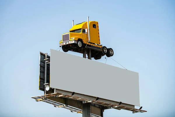 Arizona, États-Unis - 2020 : Camion américain et panneau d'affichage. Transport publicitaire Lieu de publicité. Commercial. — Photo