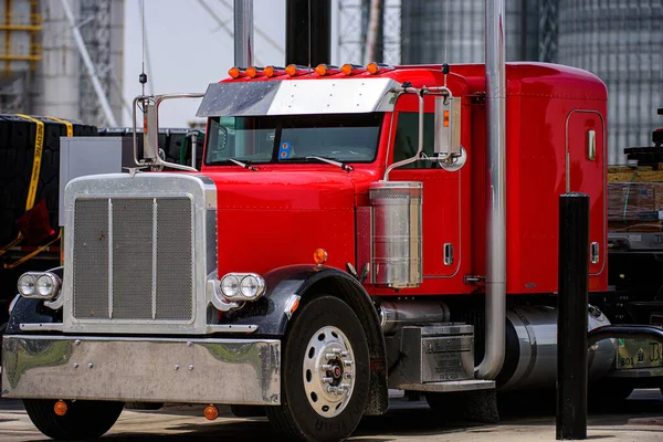 Wielka czerwona ciężarówka. Amerykański samochód ciężarowy w przemysłowej arii. Temat transportu. Tematyka samochodów drogowych. — Zdjęcie stockowe