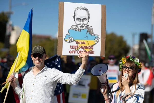 Los Angeles, California, USA 2022: Putin keep hands off Ukraine poster. Stand with Ukraine. Protest against the war and russian armed aggressive Vladimir Putin politic. Americans in defense of Ukraine — Free Stock Photo