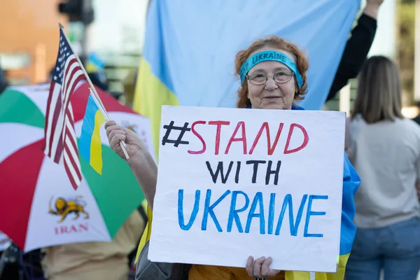 Los Angeles, Kalifornia, USA 2022: Ukraińska patriotka. Zostań z Ukrainą. Protest przeciwko wojnie i rosyjskiemu zbrojnemu agresywnemu Władimirowi Putinowi. Amerykanie w obronie Ukrainy. — Darmowe zdjęcie stockowe