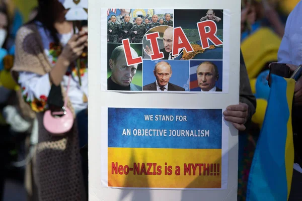 Los Angeles, Kalifornia, USA 2022: Putyin hazug poszter. Ingyenes újságíró bemutató. Állj Ukrajna mellé. Tiltakozás a háború és az orosz fegyveres agresszív Vlagyimir Putyin politikai. — ingyenes stock fotók