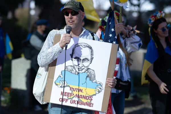 Los Angeles, California, Amerika Serikat 2022: Putin menjaga tangan dari poster Ukraina. Tetap bersama Ukraina. Protes terhadap perang dan Rusia agresif bersenjata Vladimir Putin politik. Amerika membela Ukraina — Foto Stok Gratis