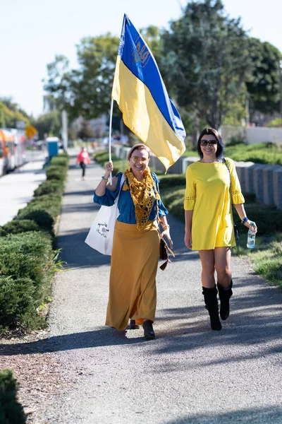 Los Angeles, California, Statele Unite ale Americii 2022: activiste ucrainene. Stai cu Ucraina. Protest împotriva războiului și agresiv armat rus Vladimir Putin politic. Americanii în apărarea Ucrainei. — Fotografie de stoc gratuită