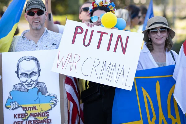 Los Angeles, California, Amerika Serikat 2022: Poster kriminal perang Putin. Tetap bersama Ukraina. Protes terhadap perang dan Rusia agresif bersenjata Vladimir Putin politik. Amerika membela Ukraina. — Foto Stok Gratis