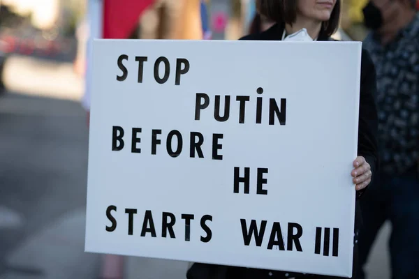 Los Ángeles, California, Estados Unidos 2022: Detenga a Putin antes de que comience la guerra. Quédate con Ucrania. Protesta contra la guerra y el agresivo ruso Vladimir Putin político. — Foto de stock gratuita