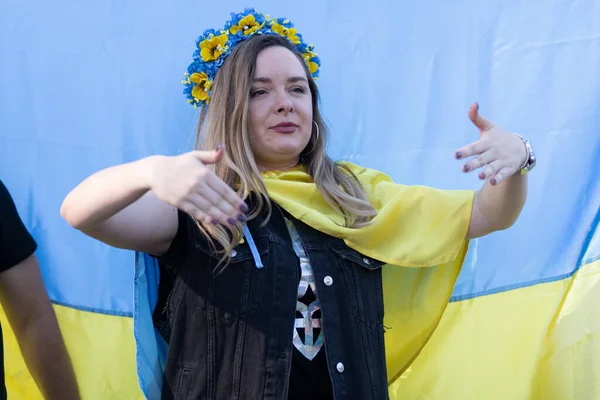Los Ángeles, California, Estados Unidos 2022: Señora patriota ucraniana con flores azules y amarillas. Quédate con Ucrania. Protesta contra la guerra y el agresivo ruso Vladimir Putin político. — Foto de stock gratis