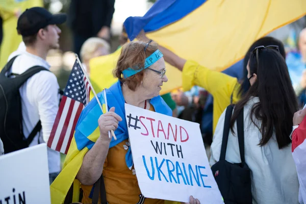 Los Angeles, California, Amerika Serikat 2022: Patriot wanita Ukraina. Tetap bersama Ukraina. Protes terhadap perang dan Rusia agresif bersenjata Vladimir Putin politik. Amerika membela Ukraina. — Foto Stok Gratis