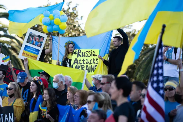 Los Angeles, Kalifornia, USA 2022: Rosja atakuje Ukrainę. Ukraińcy razem. Zostań z Ukrainą. Protest przeciwko wojnie i rosyjskiej zbrojnej agresji Władimir Putin polityczny. — Darmowe zdjęcie stockowe