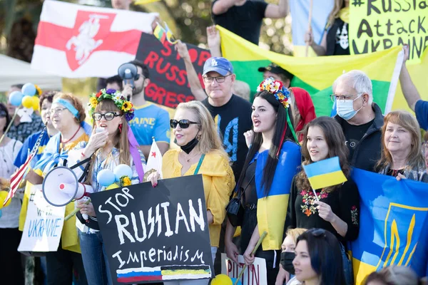 Los Angeles, California, USA 2022: Oekraïners samen in de VS. Blijf bij Oekraïne. Protest tegen de oorlog en de Russische gewapende agressieve Vladimir Poetin politiek. — Gratis stockfoto