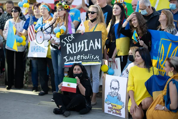 Los Ángeles, California, Estados Unidos 2022: Ucrania e Irán contra Rusia. Quédate con Ucrania. Protesta contra la guerra y el agresivo ruso Vladimir Putin político. — Foto de stock gratis
