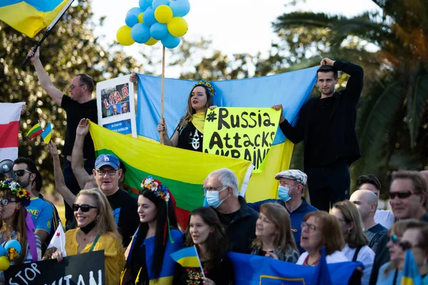 Los Angeles, California, SUA 2022: Rusia atacă Ucraina. Ucrainenii împreună. Stai cu Ucraina. Protestul împotriva războiului și agresivul armat rus Vladimir Putin. — Fotografie de stoc gratuită