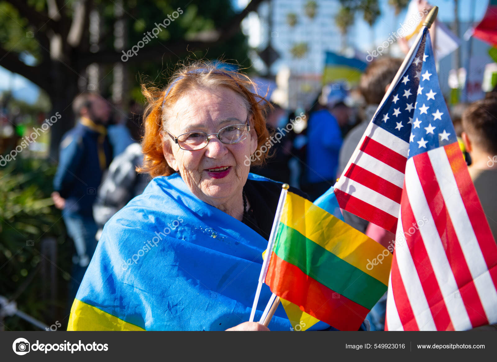 サンタモニカ カリフォルニア州 米国 22年2月25日 米国 ウクライナ リトアニアの国旗を持つウクライナの女性 愛国者はウクライナでの戦争に抗議した プーチン戦争を止めろ 無料のストック写真 Hannatv
