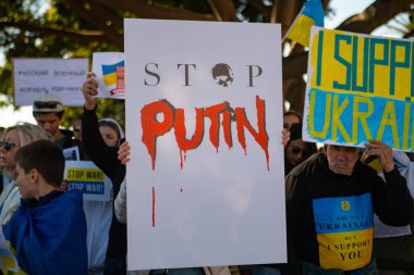 Santa Monica, Kaliforniya, ABD - 25 Şubat 2022: Putin 'i durdurun, savaşı durdurun. Ukrayna 'nın yanında dur. Rusya 'nın Ukrayna' ya karşı savaşı, saldırgan istila. Ukraynalılar, Ruslar, Beyaz Rusyalılar Rusya 'ya karşı.