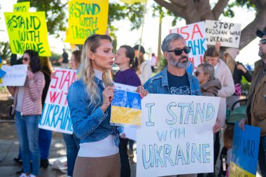 Santa Monica, Kaliforniya, ABD - 25 Şubat 2022: Putin 'i durdurun, savaşı durdurun. Ukrayna 'nın yanında dur. Rusya 'nın Ukrayna' ya karşı savaşı, saldırgan istila. Ukraynalılar, Ruslar, Beyaz Rusyalılar Rusya 'ya karşı.