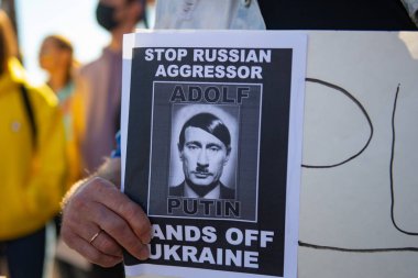Santa Monica, Kaliforniya, ABD - 25 Şubat 2022: Putin 'i durdurun, savaşı durdurun. Ukrayna 'nın yanında dur. Rusya 'nın Ukrayna' ya karşı savaşı, saldırgan istila. Ukraynalılar, Ruslar, Beyaz Rusyalılar Rusya 'ya karşı. Adolf..