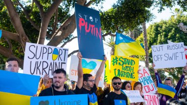 Santa Monica, Kaliforniya, ABD - 25 Şubat 2022: Putin 'i durdurun, savaşı durdurun. Ukrayna 'nın yanında dur. Rusya 'nın Ukrayna' ya karşı savaşı, saldırgan istila. Ukraynalılar, Ruslar, Beyaz Rusyalılar Rusya 'ya karşı.