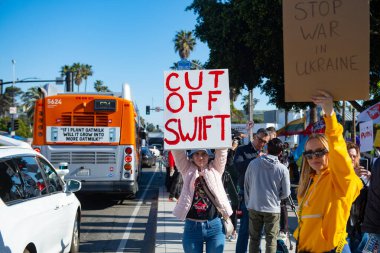Santa Monica, Kaliforniya, ABD - 25 Şubat 2022: Rusya için SWIFT posterini durdurun. Putin 'i ve savaşı durdurun. Ukrayna 'nın yanında dur. Rusya 'nın Ukrayna' ya karşı savaşı, saldırgan işgal.
