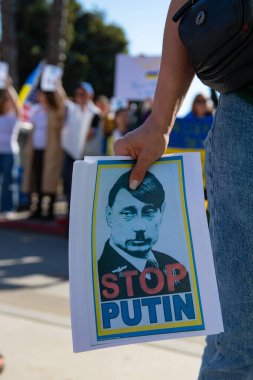Santa Monica, Kaliforniya, ABD - 25 Şubat 2022: Putin 'i durdurun, savaşı durdurun. Ukrayna 'nın yanında dur. Rusya 'nın Ukrayna' ya karşı savaşı, saldırgan istila. Ukraynalılar, Ruslar, Beyaz Rusyalılar Rusya 'ya karşı.