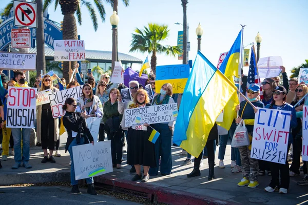 Санта-Моніка, Каліфорнія, США - 25 лютого 2022: Зупиніть Путін, зупиніть війну. Стань з Україною. Росія воює проти України, агресивно. Українці, росіяни, білоруси проти Росії. — Безкоштовне стокове фото