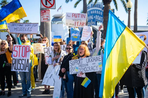 Santa Monica, California, USA - February 25, 2022: Stop Putin, stop war. Stand with Ukraine. Russia war against Ukraine, aggressive invasion. Ukrainians, Russians, Belarusians against Russia. — Free Stock Photo