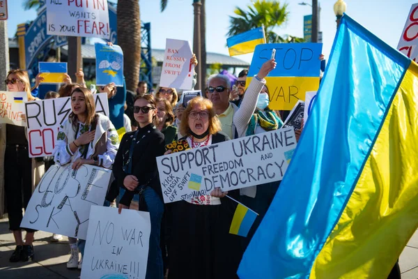 Santa Monica, California, SUA - 25 februarie 2022: Opriți-l pe Putin, opriți războiul. Stai cu Ucraina. Rusia război împotriva Ucrainei, invazie agresivă. Ucraineni, ruși, belaruși împotriva Rusiei. — Fotografie de stoc gratuită