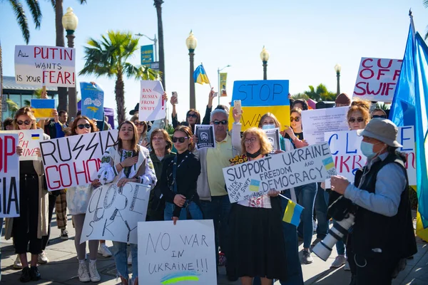 Santa Monica, California, SUA - 25 februarie 2022: Opriți-l pe Putin, opriți războiul. Stai cu Ucraina. Rusia război împotriva Ucrainei, invazie agresivă. Ucraineni, ruși, belaruși împotriva Rusiei. — Fotografie de stoc gratuită