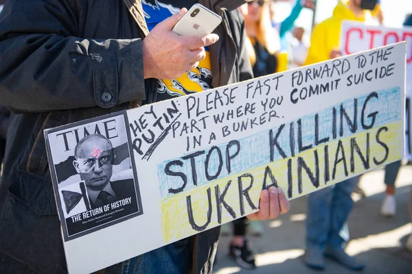 Σάντα Μόνικα, Καλιφόρνια, ΗΠΑ - 25 Φεβρουαρίου 2022: Σταματήστε τον Πούτιν, σταματήστε τον πόλεμο. Στάσου με την Ουκρανία. Πόλεμος κατά της Ουκρανίας, επιθετική εισβολή. Ουκρανοί, Ρώσοι, Λευκορώσοι κατά της Ρωσίας. — Δωρεάν Φωτογραφία