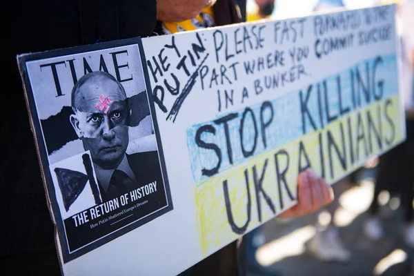 Santa Monica, Kalifornien, USA - 25. Februar 2022: Stoppt Putin, stoppt den Krieg. Steht zur Ukraine. Russland Krieg gegen die Ukraine, aggressive Invasion. Ukrainer, Russen, Weißrussen gegen Russland. — kostenloses Stockfoto